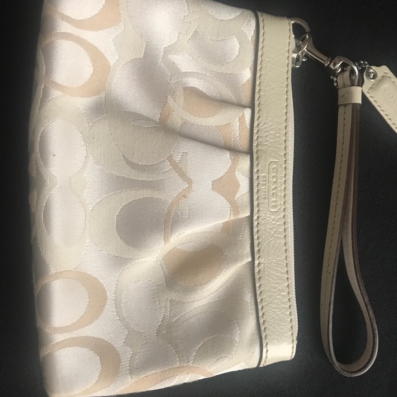 Brand New Coach Ivory Wristlet (approx 4” by 7”)💗 - Picture 2 of 4
